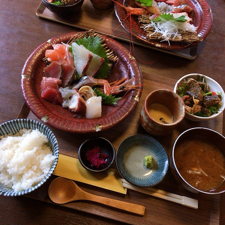 お刺身定食 豪華な刺身盛り