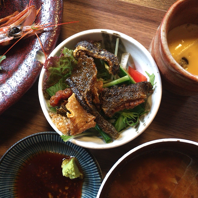 お刺身定食 豪華な刺身盛りと鮭皮揚げ